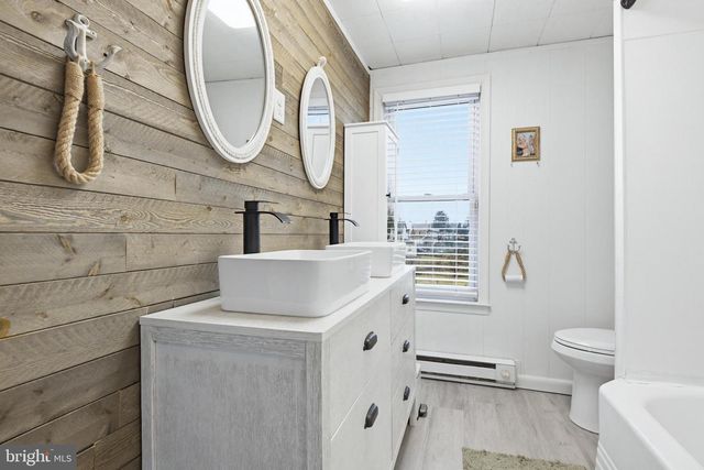 114 N MARKET AVE, Mount Joy, PA 17552