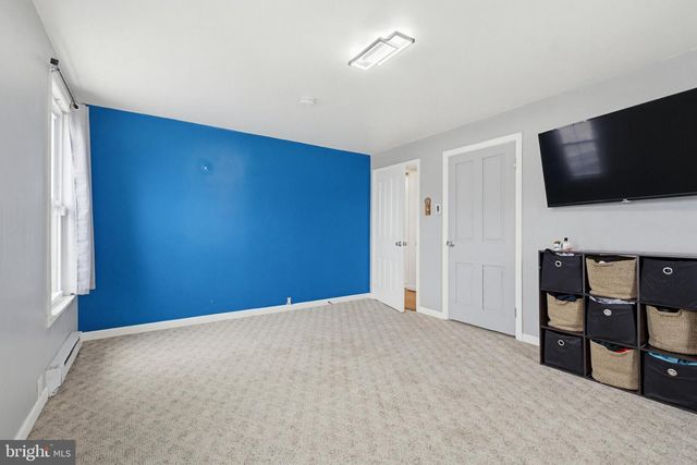 114 N MARKET AVE, Mount Joy, PA 17552