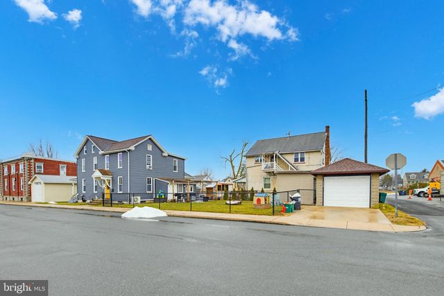 114 N MARKET AVE, Mount Joy, PA 17552