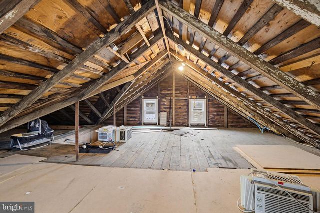 114 N MARKET AVE, Mount Joy, PA 17552