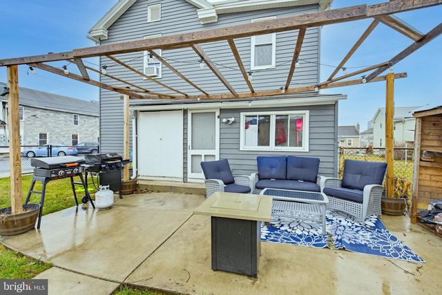 114 N MARKET AVE, Mount Joy, PA 17552