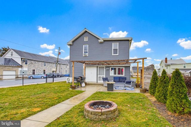 114 N MARKET AVE, Mount Joy, PA 17552