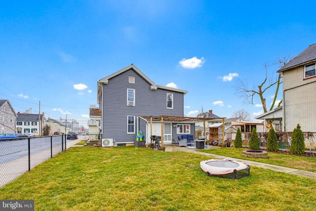 114 N MARKET AVE, Mount Joy, PA 17552