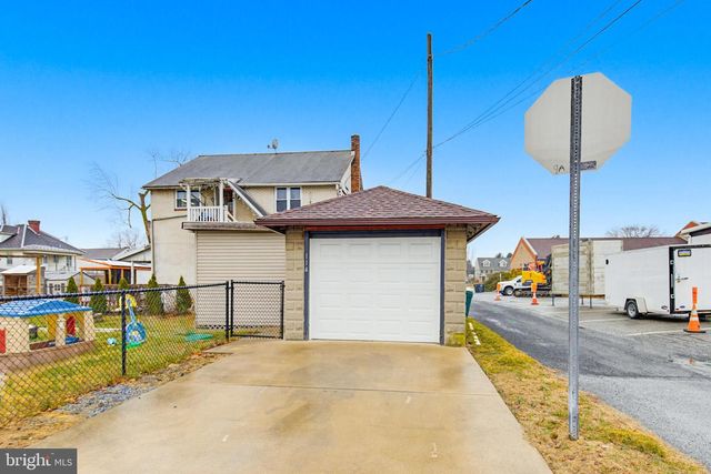 114 N MARKET AVE, Mount Joy, PA 17552