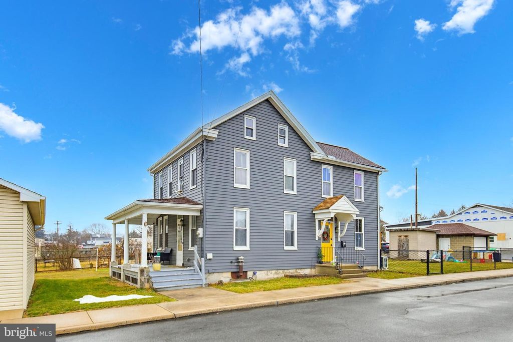 114 N MARKET AVE, Mount Joy, PA 17552