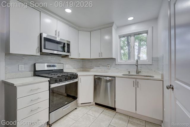 335 W Lincoln Avenue, Madison Heights, MI 48071