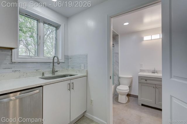 335 W Lincoln Avenue, Madison Heights, MI 48071