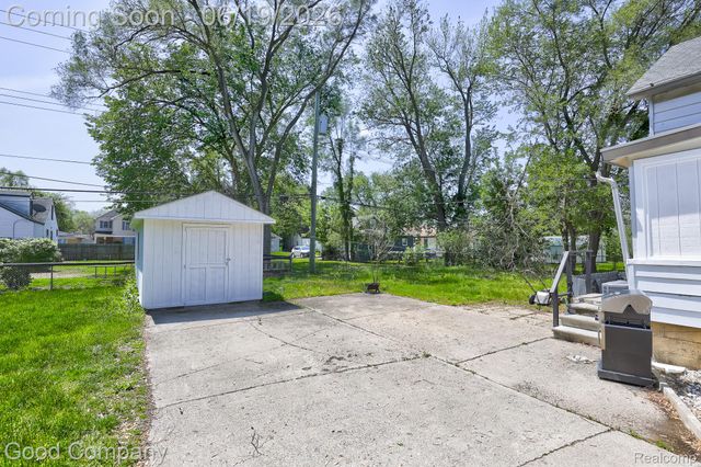 335 W Lincoln Avenue, Madison Heights, MI 48071