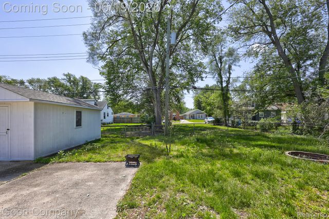 335 W Lincoln Avenue, Madison Heights, MI 48071
