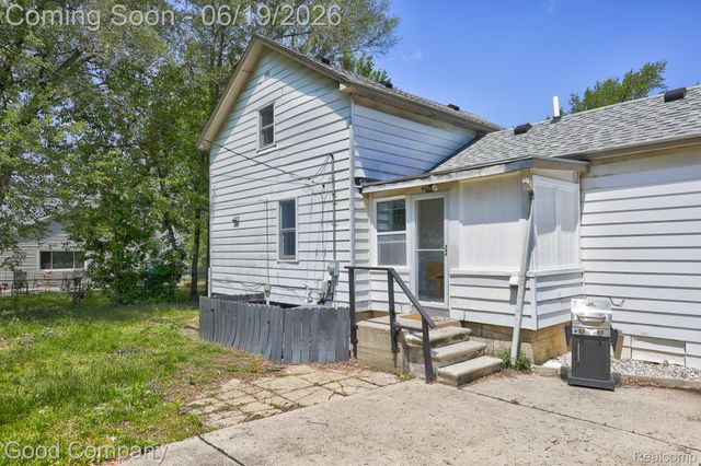 335 W Lincoln Avenue, Madison Heights, MI 48071