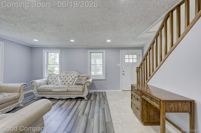 335 W Lincoln Avenue, Madison Heights, MI 48071