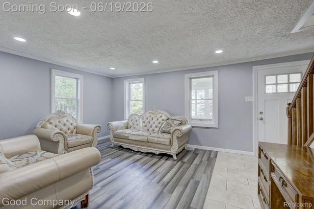 335 W Lincoln Avenue, Madison Heights, MI 48071