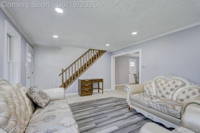 335 W Lincoln Avenue, Madison Heights, MI 48071