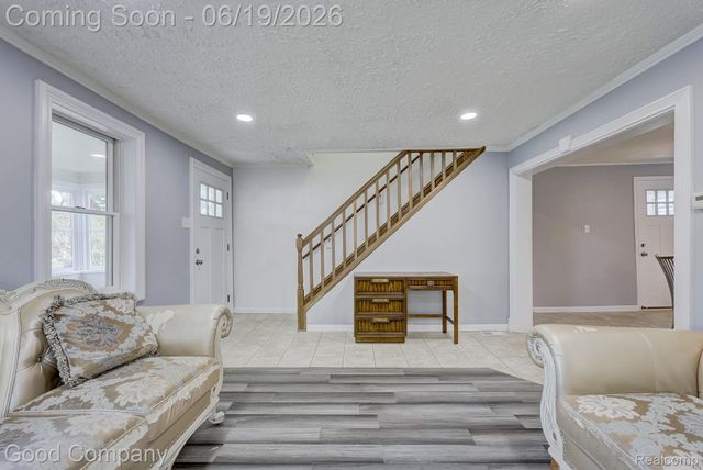 335 W Lincoln Avenue, Madison Heights, MI 48071