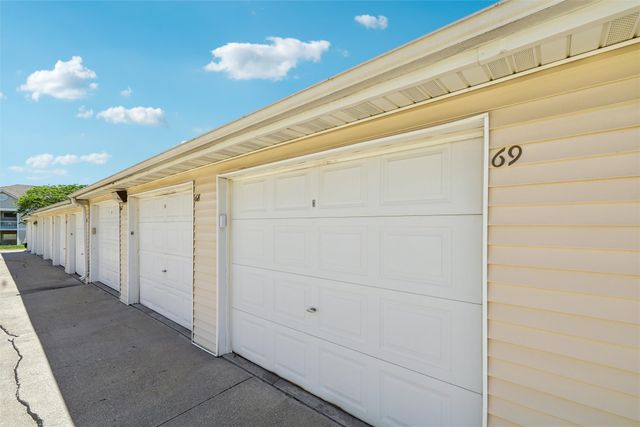 2153 NW 159th Street 60, Clive, IA 50325