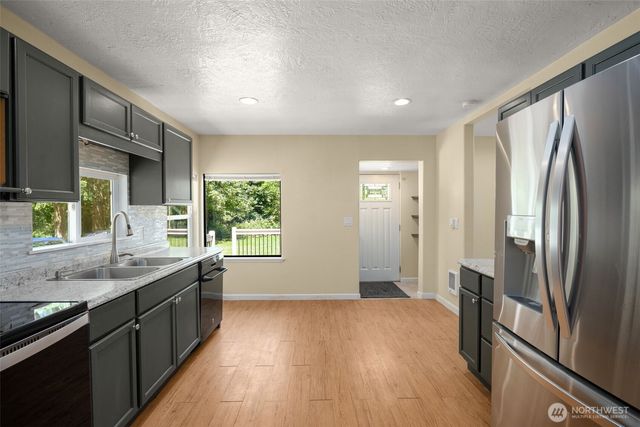 2703 25th Street SW, Puyallup, WA 98373