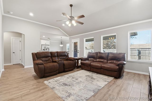 1140 S Javine Avenue, Skiatook, OK 74070