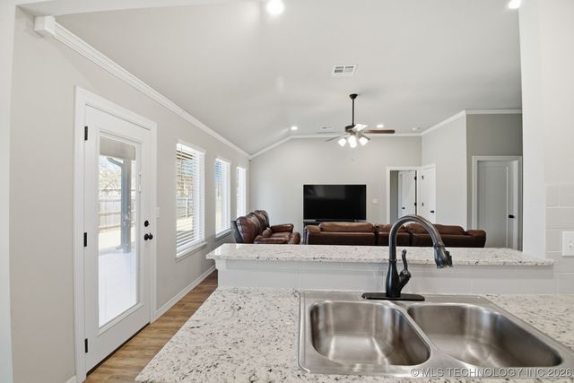 1140 S Javine Avenue, Skiatook, OK 74070