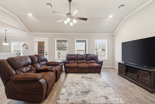 1140 S Javine Avenue, Skiatook, OK 74070