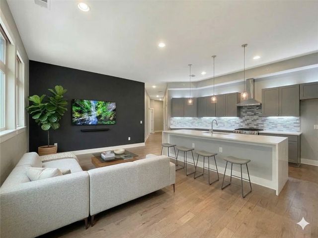 908 Nueces ST 42, Austin, TX 78701