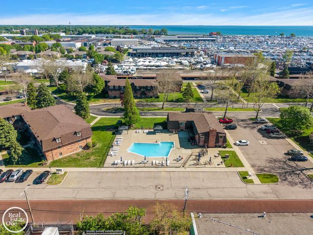 225 Riviera Drive 46, Saint Clair Shores, MI 48080