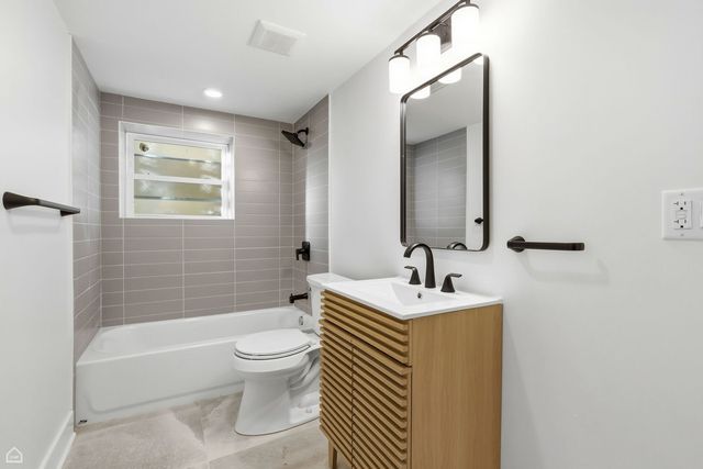 5525 W Berenice Avenue, Chicago, IL 60641