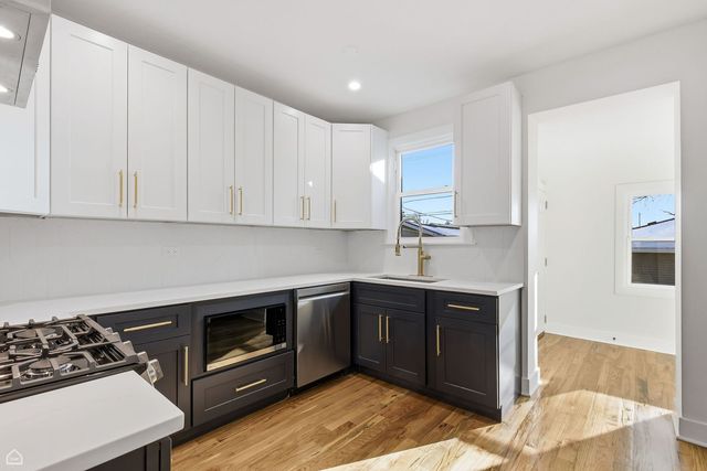 5525 W Berenice Avenue, Chicago, IL 60641