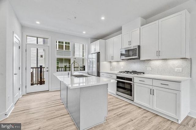 11236 BUNSEN ST, Reston, VA 20190