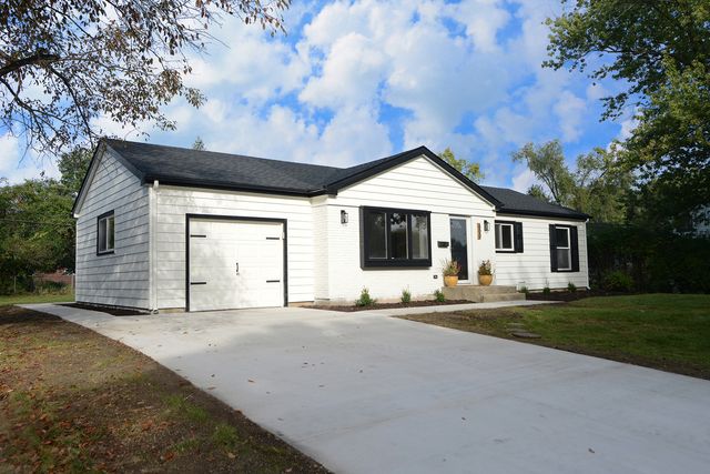 600 Sussex Lane, Crystal Lake, IL 60014