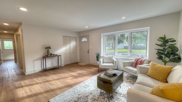 600 Sussex Lane, Crystal Lake, IL 60014