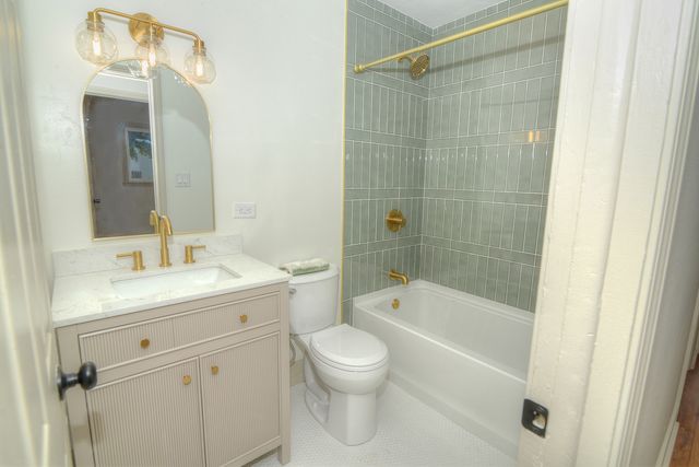 600 Sussex Lane, Crystal Lake, IL 60014