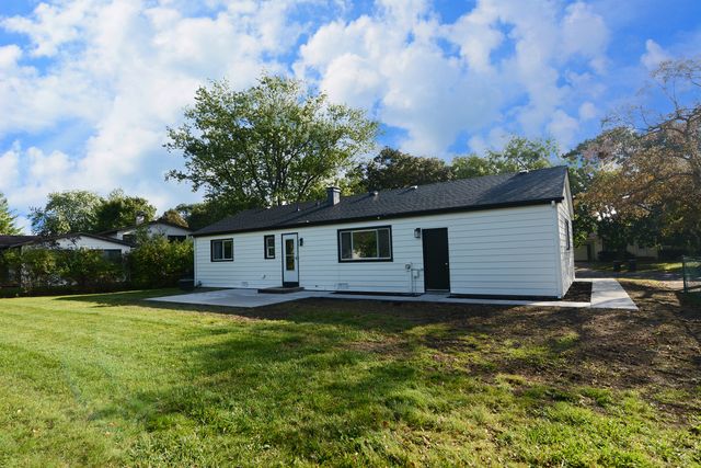 600 Sussex Lane, Crystal Lake, IL 60014