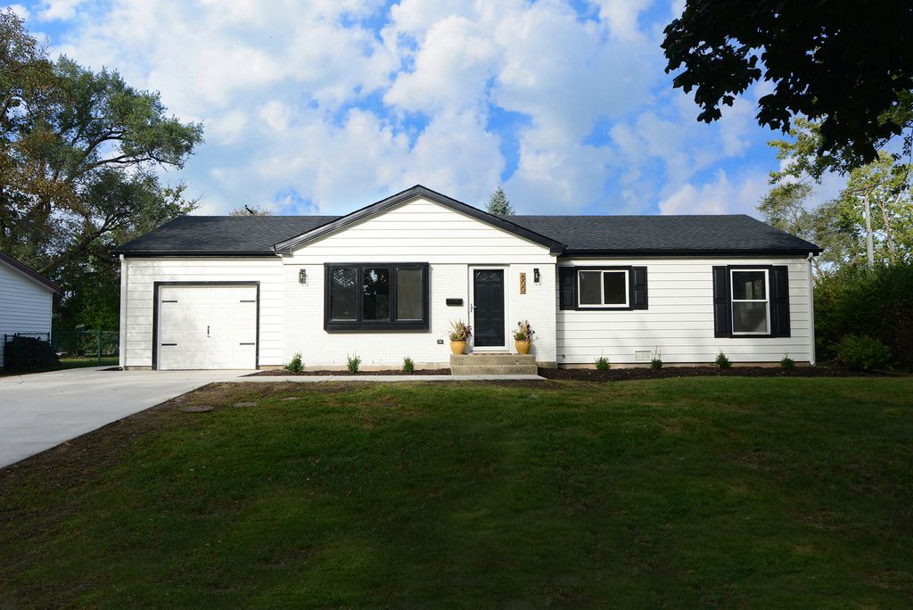 600 Sussex Lane, Crystal Lake, IL 60014