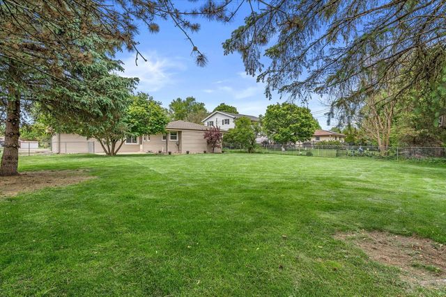 1139 Dogwood LANE, Waukesha, WI 53189
