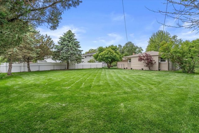 1139 Dogwood LANE, Waukesha, WI 53189