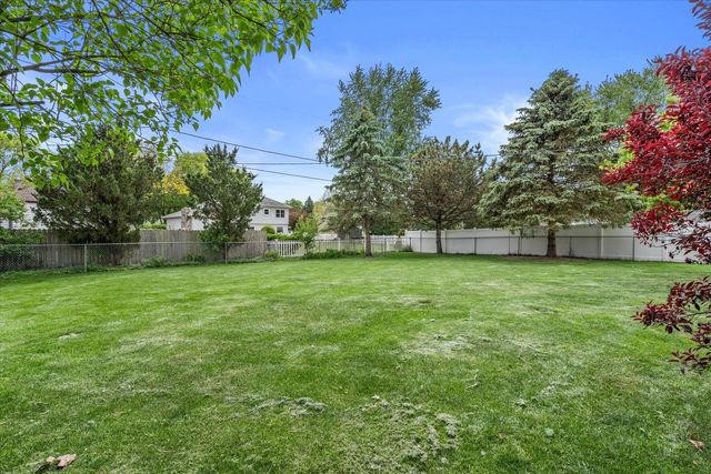 1139 Dogwood LANE, Waukesha, WI 53189