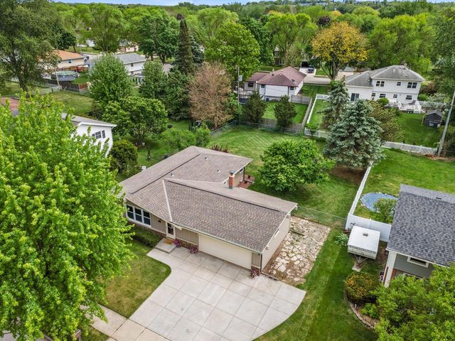 1139 Dogwood LANE, Waukesha, WI 53189