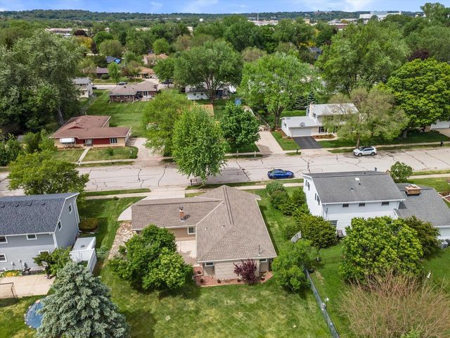 1139 Dogwood LANE, Waukesha, WI 53189