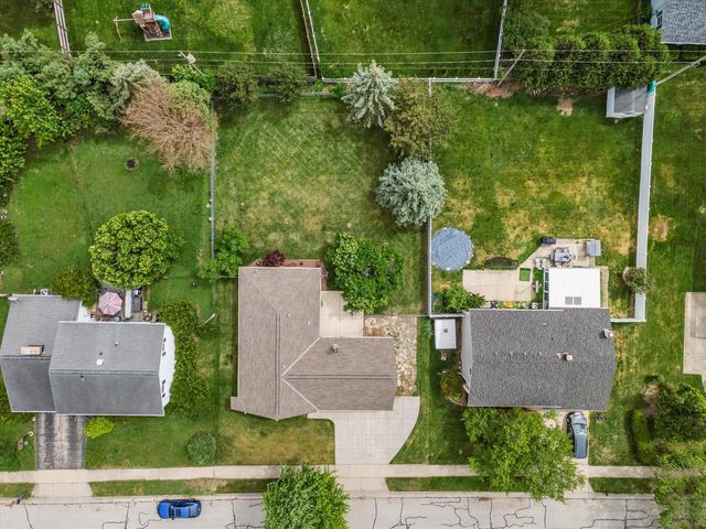 1139 Dogwood LANE, Waukesha, WI 53189