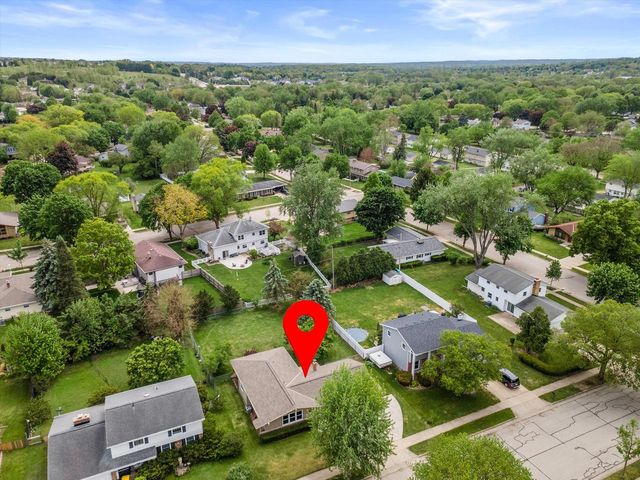 1139 Dogwood LANE, Waukesha, WI 53189