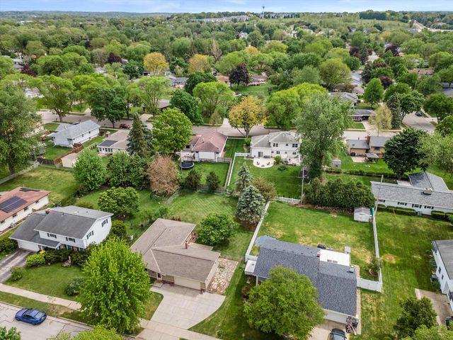 1139 Dogwood LANE, Waukesha, WI 53189