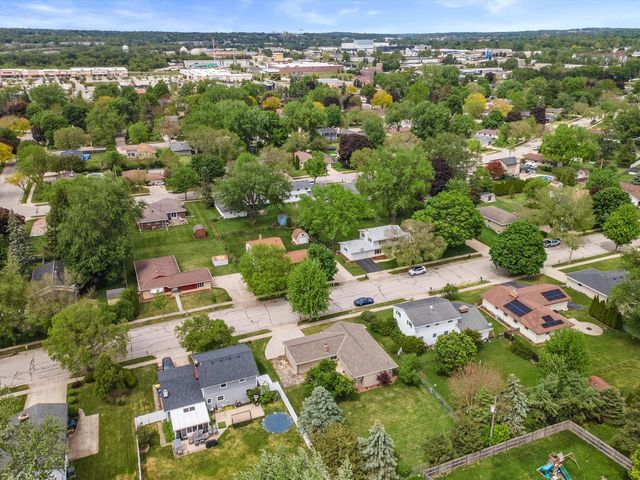 1139 Dogwood LANE, Waukesha, WI 53189