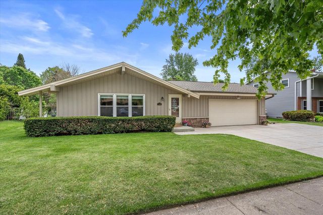 1139 Dogwood LANE, Waukesha, WI 53189