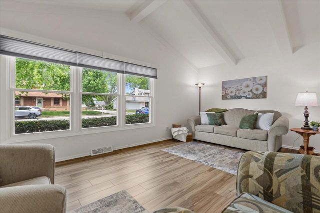 1139 Dogwood LANE, Waukesha, WI 53189