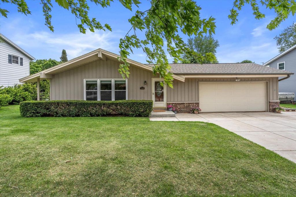 1139 Dogwood LANE, Waukesha, WI 53189