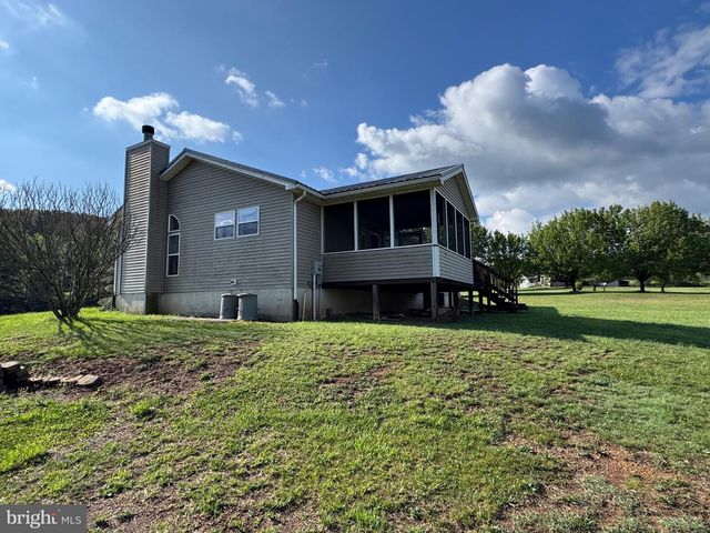 1660 HIGHLAND RIDGE RD, Berkeley Springs, WV 25411