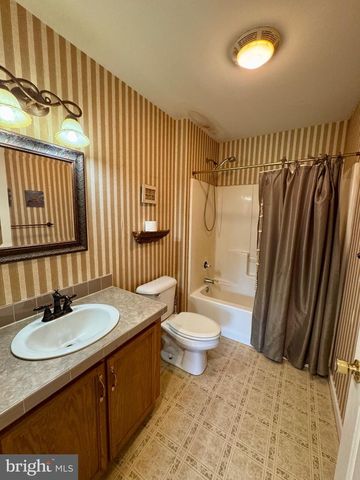 1660 HIGHLAND RIDGE RD, Berkeley Springs, WV 25411