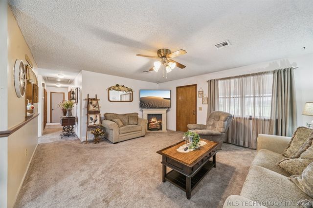 604 E Radcliff Avenue, Locust Grove, OK 74352