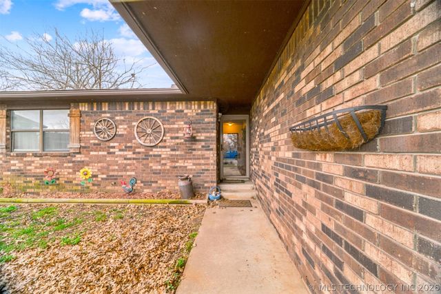 604 E Radcliff Avenue, Locust Grove, OK 74352