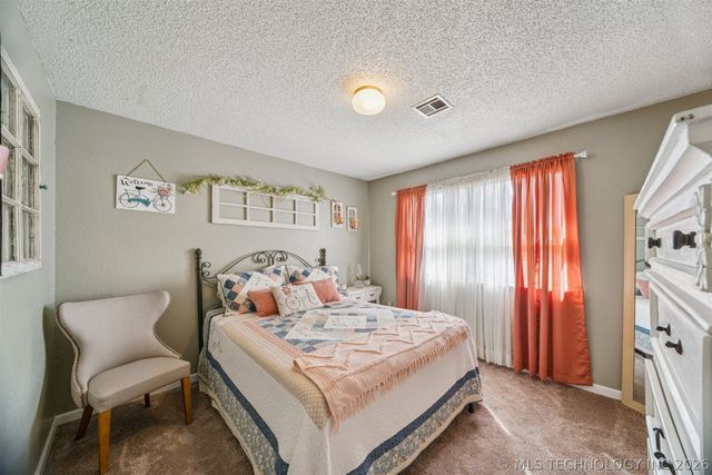 604 E Radcliff Avenue, Locust Grove, OK 74352